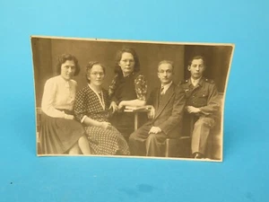 9365: Foto Postkartengröße eines Soldaten, Abzeichen Wehrmacht Adler Familie - Bild 1 von 2