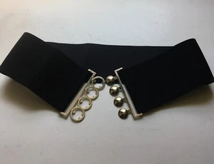 Damen schwarz breiter elastischer Taillengürtel mit versilberten Metallverschlüssen 3" Breite x 22" Länge - Bild 1 von 3