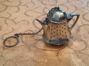 Antiguo infusor de té de plata esterlina con cadena ~ ¡En forma de tetera! - Imagen 1 de 10