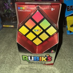 Rubik's Impossible Cube 3 x 3 irisierende farbwechselnde Fliesen Hasbro Marke Neu mit Etikett - Bild 1 von 3