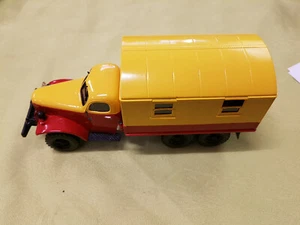 Resin: LKW (ZIL 157) mit Kastenaufbau gelb/rot 1/43 - Bild 1 von 4