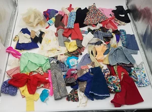 Riesiges (106 Teile) Vintage 60er 70er Jahre Handarbeit Mama-made Puppenkleidung Konvolut - Bild 1 von 24