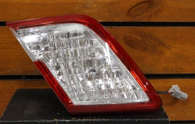Luz trasera interior lateral izquierda Toyota Camry Hybrid 2010-2011 fabricante de equipos originales Foto 1 de 4