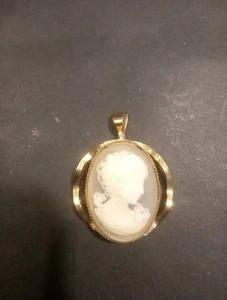 Colgante camafeo estilo vintage rosa/melocotón y crema tono dorado disfraz sin marca - Imagen 1 de 4