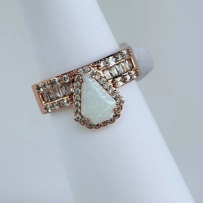 Anillo Bomb Party Octubre Talla 9 "Casi Demasiado Deslumbrante" Ópalo Blanco Lechoso en Oro Rosa Foto 1 de 4