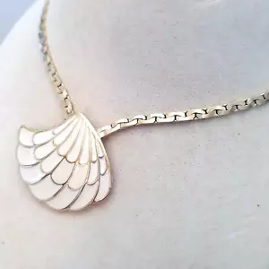 Collana con ciondolo conchiglia Trifari vintage smalto panna tono oro catena piatta - Foto 1 di 6