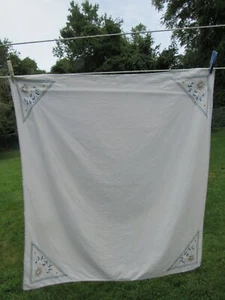 MANTEL BLANCO DE COLECCIÓN 31"" X 34"" CON TRIÁNGULOS AZULES CON FLORES EN ESQUINAS - Imagen 1 de 6