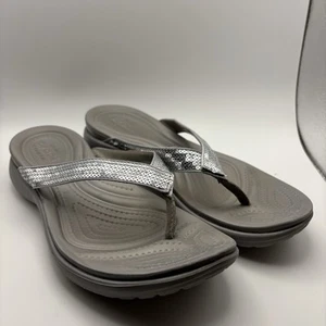 Crocs V Sandalen silber Pailletten Riemen Flip Flop Slipper Damen 9 Strand Freizeit - Bild 1 von 7