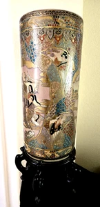 Antike japanische signierte Vase 18,5" hoch x 8,5" breit mit Holzständer - Bild 1 von 7