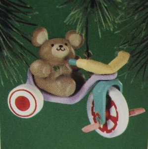 Hallmark 1985 orso liscio cavalcabile ricordo ornamento QX4805 orsacchiotto su triciclo - Foto 1 di 3