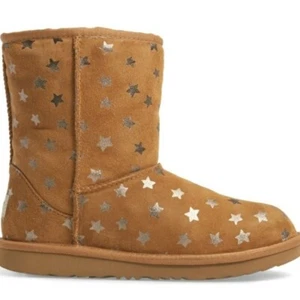 UGG® 1019697K CLASSIC SHORT II WATER RESISTANT STARS KIDS BOOT SIZE 5 $130 - Picture 1 of 10
