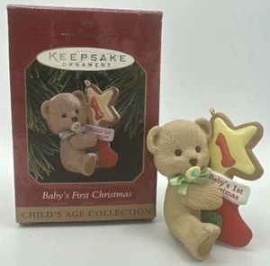 Oso de peluche Hallmark Ornament primera Navidad vintage 1997 QX6495 - Imagen 1 de 7