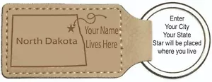 Personalisierter Schlüsselanhänger Gravur I Live Here North Dakota Kunstleder Keychain - Bild 1 von 2