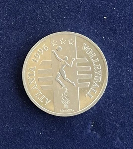 1996 ATLANTA OLYMPIC GAMES/ USA VOLLEYBALL COIN/GENERAL MILLS/VINTAGE - Foto 1 di 2