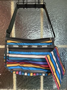 LeSportsac Deluxe Striped Crossbody Multicolor Hobo Bag mit Kosmetiktasche - Bild 1 von 4
