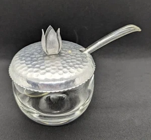 Jalea de vidrio vintage para servir tarro de 3,5" de alto con cuchara y tapa de aluminio martillado - Imagen 1 de 4