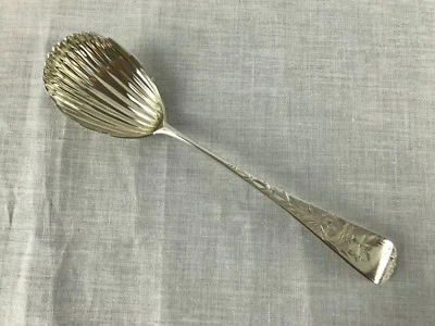 Cuchara Henry Birks de plata de ley concha de almeja  Foto 1 de 4