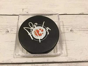 Disco de hockey Calgary Flames autografiado firmado por Alex Chiasson a - Imagen 1 de 1