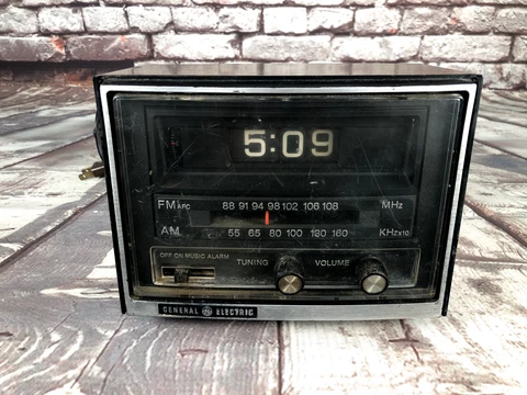 GE Flip Clock Alarm Vintage Radio General Electric Walnut Grain 7-4415A Cover