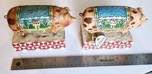 Zwei Jim Shore Schwein Figur Quilt Country Heritage Enesco Heartwood Creek 2003 - Bild 1 von 4