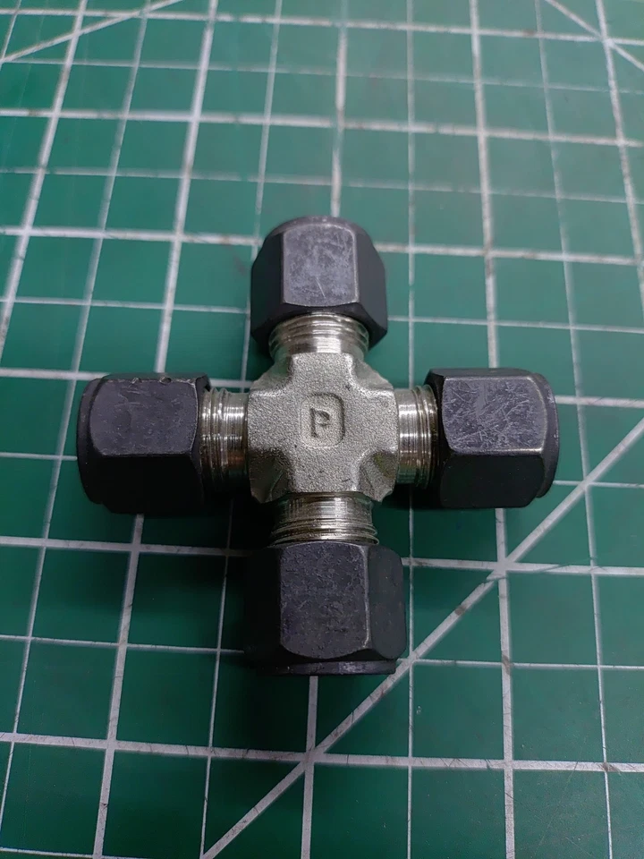 Parker 6 KBZ-SS Stainless Hydraulic Compression Cross 3/8" Tube 10000psi - Image 1 of 1