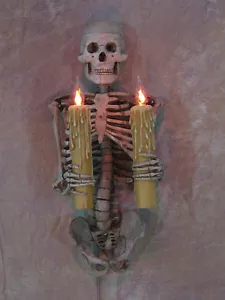 Aplique de pared esqueleto torso sosteniendo velas, cráneo, utilería de Halloween - Imagen 1 de 6