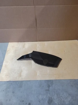 Código de pintura de moldura trasera izquierda OEM 2020-2022 Kia Telluride: EB (negro ébano) Foto 1 de 4