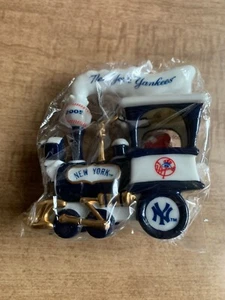 New York Yankees Danbury Mint Santa’s Train Christmas Tree Ornament 2005 NIB - Picture 1 of 6