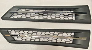 New Freightliner Cascadia 2018+ Hood Vent Grille Set Left And Right - Bild 1 von 2
