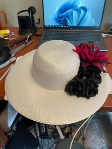 Street Smart by Betmar White Straw 5" Brim Women's Sun Hat with Flowers - Picture 1 of 3