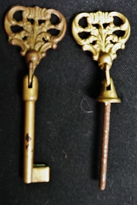 ANCIEN BOUTON DE PORTE DE MEUBLE & UNE CLÉ DE PLIANTE PORTE XXème rf : N2170 - Photo 1/4