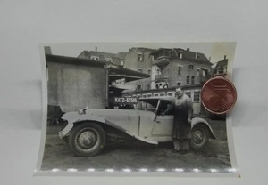 Foto Mann vor PKW Auto  Oldtimer evtl. Mercedes 30er Jahre Sportwagen Limousine - Bild 1 von 2