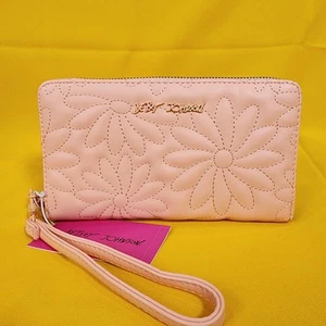 Betsey Johnson Pink Quilted Daisy Flower Spring Wallet Wristlet Zip Around NEW - Picture 1 of 13