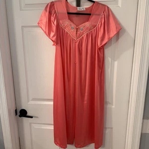 Vintage Vanity Fair Sz M Pink Salmon Satin Robe Mumu Lingerie Knee Length Nylon - Picture 1 of 12