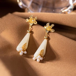 I02 Ohrring Silber 925 vergoldet elegant Blüte Calla aus weißer Jade Perlen - Bild 1 von 6