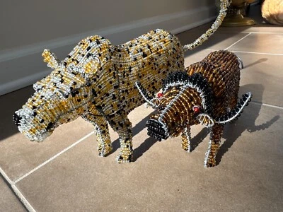 Estatuetas feitas à mão de leopardo com miçangas e búfalo d'água pelo artista Job Guwhe - Imagem 1 de 4