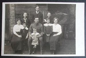 WW1 RPPC UNBEKANNTER BRITISCHER SOLDAT IN UNIFORM MIT FAMILIENKINDERN GROSSER KRIEG - Bild 1 von 1