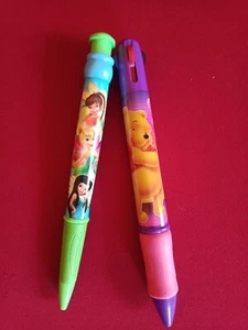 2 MAXI PENNE DISNEY Winnie The Pooh 4 Colori Cm 26 E Trilly Fairy Cm 25 Nuove - Foto 1 di 6