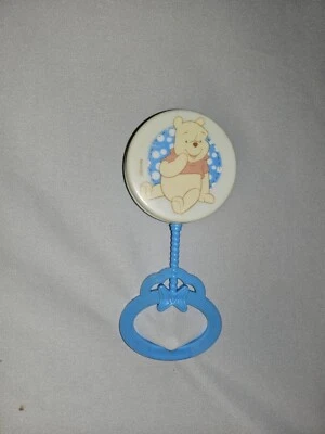 Juguete de sonajero de oso Pooh Disney con mango azul juguete para niños pequeños Foto 1 de 2