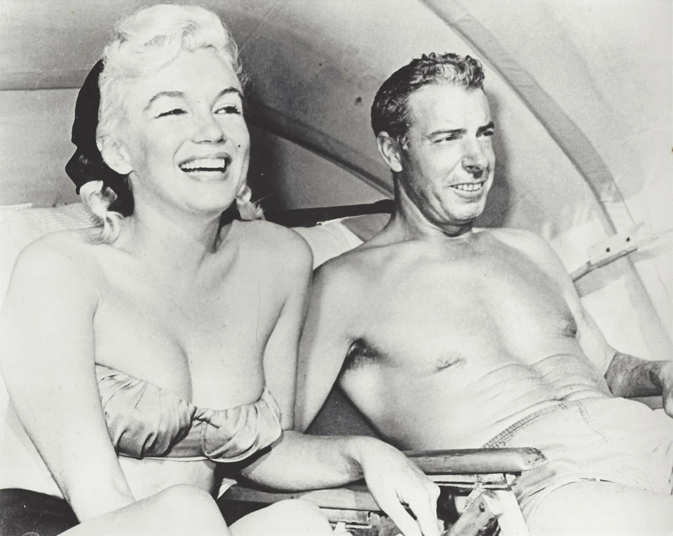 Foto 8x10 de los Yankees de Nueva York Clipper Joe DiMaggio y Marilyn Monroe en la playa Foto 1 de 1