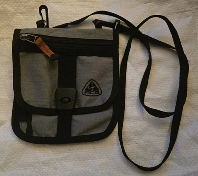 Bolso Bandolera Vintage NIKE ACG Gris Mini Cartera Bandolera Hombro Correa Extraíble Foto 1 de 3
