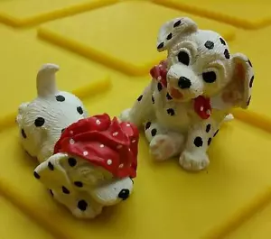 CONJUNTO DE 2 CACHORROS DÁLMATAS AÑOS 70* CON PAÑUELO ROJO RASCADO Y DORMIDO - Imagen 1 de 1