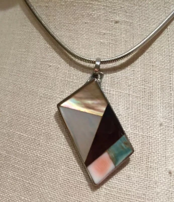  Hermoso collar de cadena de serpiente de 15" con incrustaciones de piedra y concha de colección   Foto 1 de 4