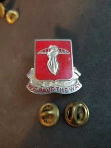 VINTAGE Army crest DI dui CB clutchback 17th ARMORED ENGINEER BATTALION E25 - Picture 1 of 2