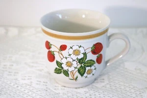 SHEFFIELD STRAWBERRIES 'N CREAM STONEWARE JAPAN 3 1/4" Coffee Mugs Cups Set of 3 - Picture 1 of 4