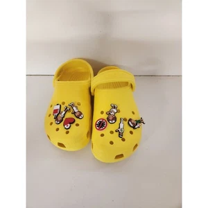 Crocs Yellow Adult Classic 8 Nurse Jibbitzs Sz 6/Men Sz 8/Woman - Picture 1 of 8
