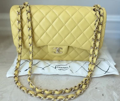 Bandolera clásica de cuero caviar con solapa grande Chanel | Caja y bolsa para el polvo Foto 1 de 4