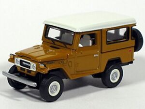 TOYOTA Land Cruiser - 1980 - custom brown / weiss - Johnny Lightning 1:64