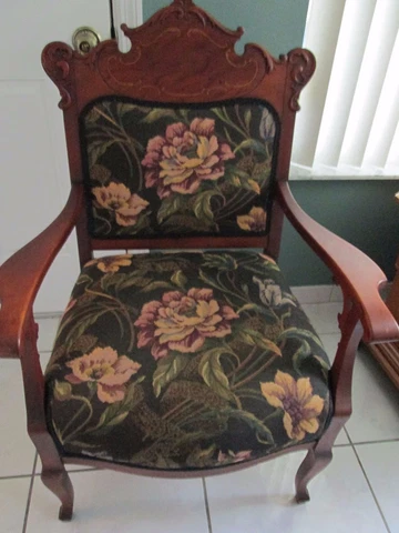 BEAUTIFUL ANTIQUE VICTORIAN WALNUT PARLOR CHAIR (FLORAL UPHOLSTERY) Cover