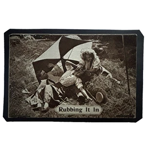 "Rubbing It In" 1910 HUMOR POSTKARTE weinerlicher Klatschschein :) - Bild 1 von 2